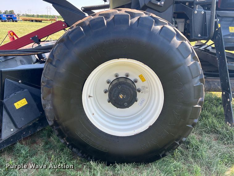 image for item DN4669 2019 MacDon M1240  swather / windrower