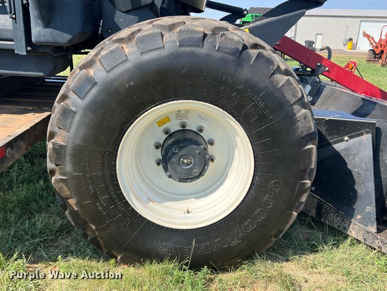 image for item DN4669 2019 MacDon M1240  swather / windrower