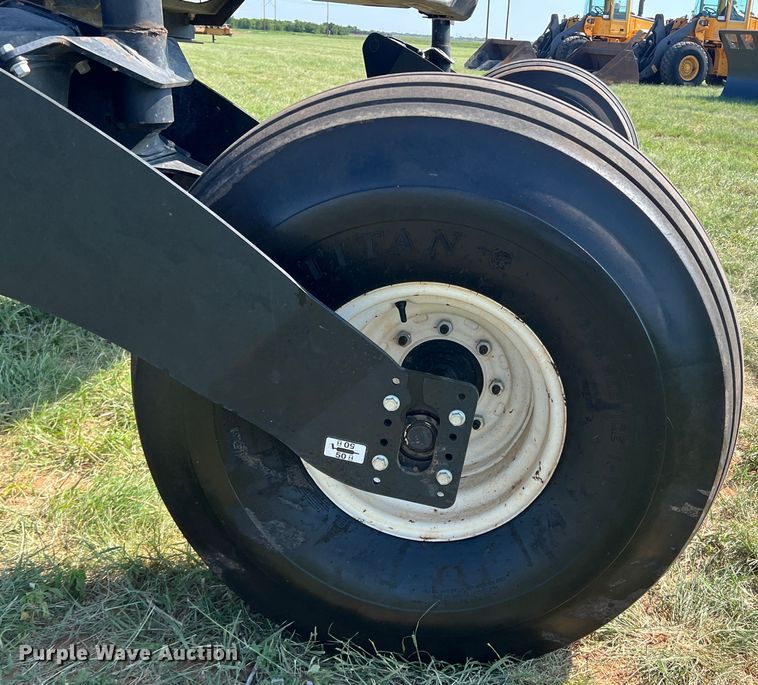 image for item DN4669 2019 MacDon M1240  swather / windrower