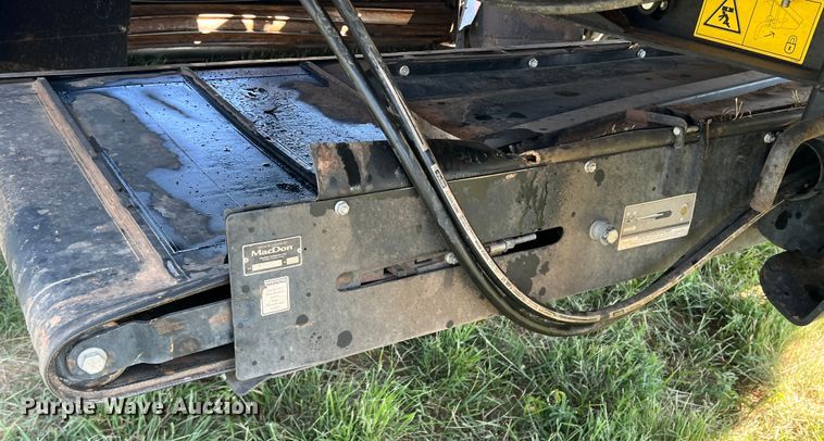 image for item DN4669 2019 MacDon M1240  swather / windrower