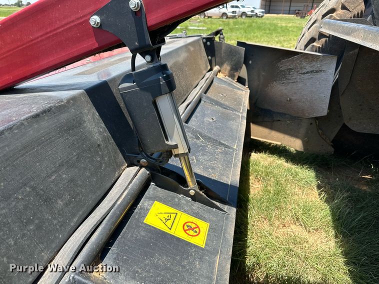 image for item DN4670 2021 MacDon M1240  swather / windrower