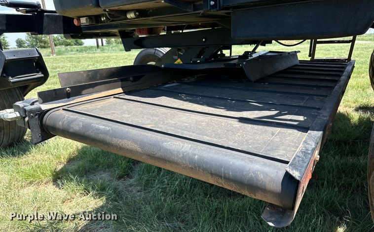 image for item DN4670 2021 MacDon M1240  swather / windrower