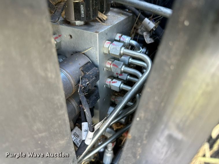 image for item DN4670 2021 MacDon M1240  swather / windrower