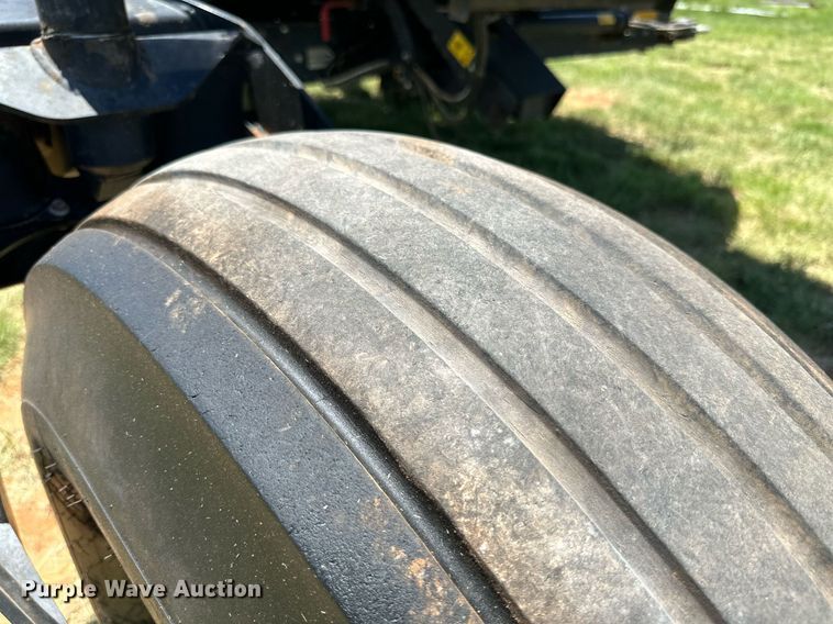 image for item DN4670 2021 MacDon M1240  swather / windrower