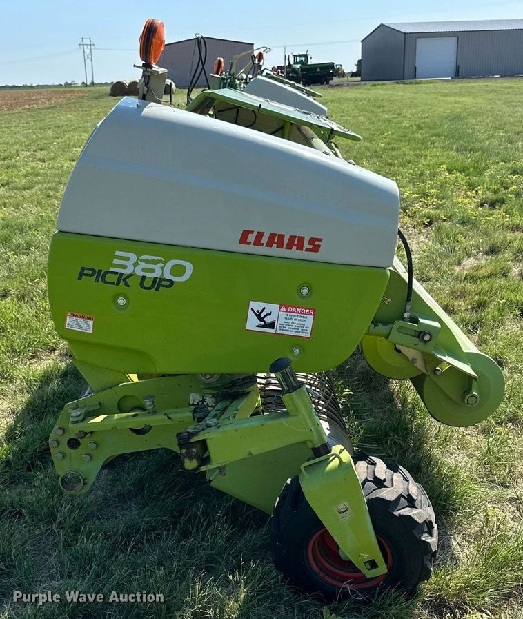 image for item DN4684 2014 Claas 380  pickup head