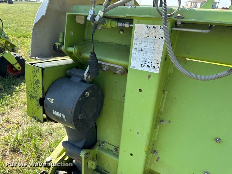 image for item DN4684 2014 Claas 380  pickup head