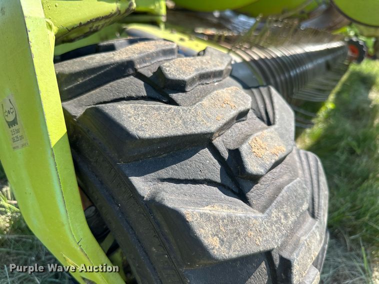 image for item DN4684 2014 Claas 380  pickup head