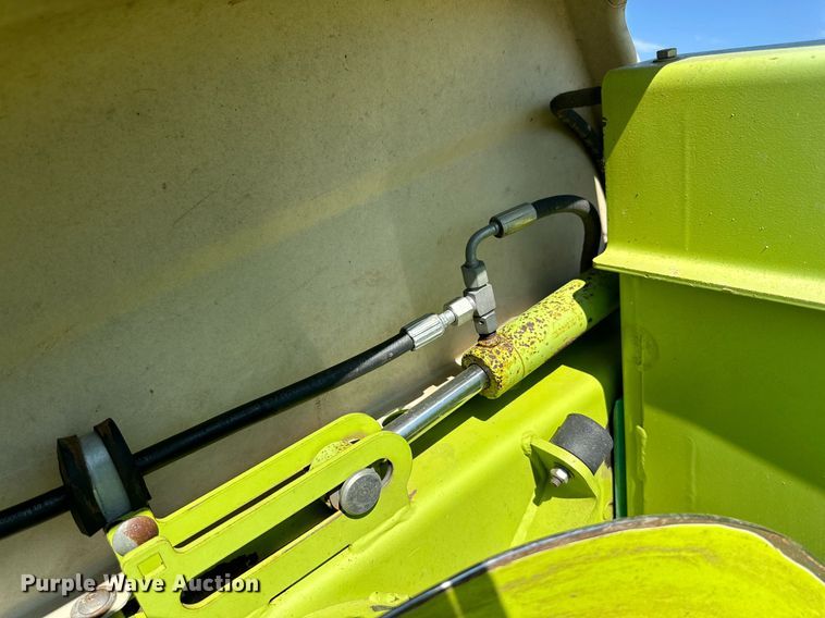 image for item DN4685 Claas 380  pickup head