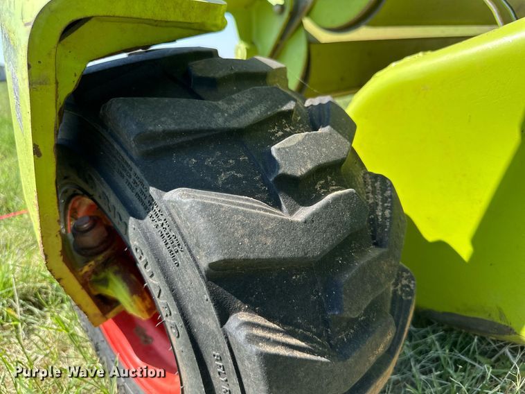 image for item DN4686 2014 Claas 380  pickup head