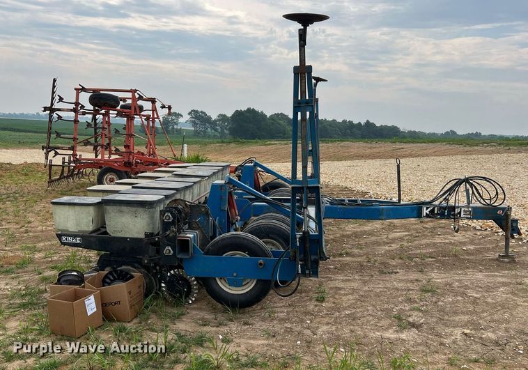 image for item DO2194 Kinze 2000DF  split row no-till planter