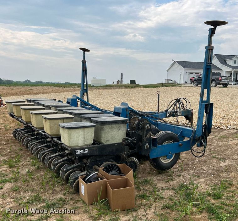image for item DO2194 Kinze 2000DF  split row no-till planter