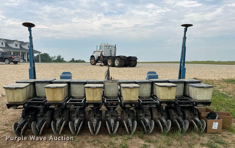 image for item DO2194 Kinze 2000DF  split row no-till planter