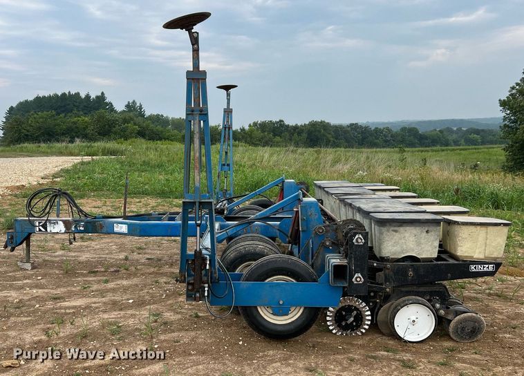 image for item DO2194 Kinze 2000DF  split row no-till planter