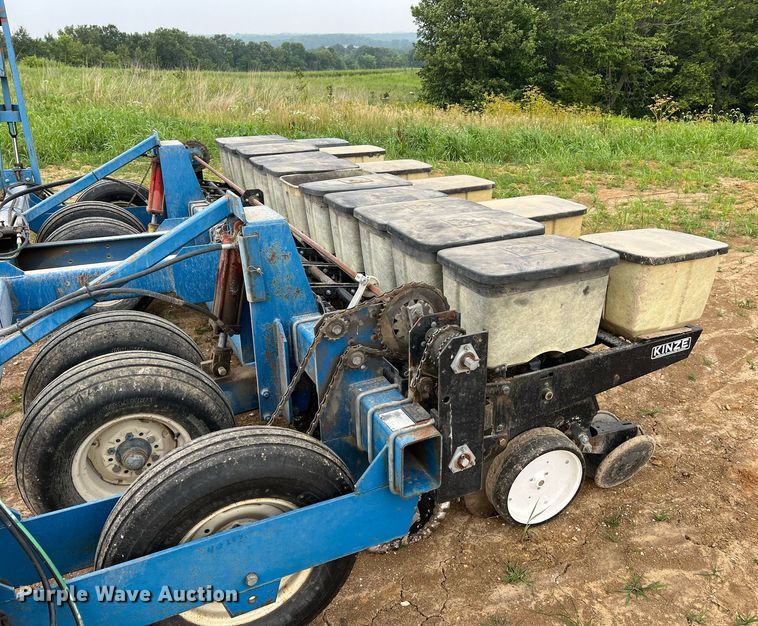 image for item DO2194 Kinze 2000DF  split row no-till planter