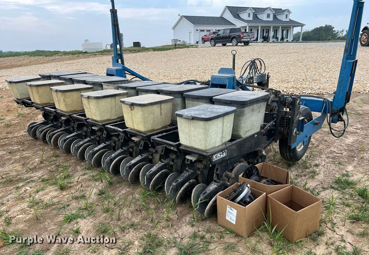 image for item DO2194 Kinze 2000DF  split row no-till planter