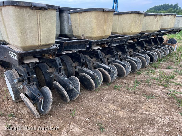 image for item DO2194 Kinze 2000DF  split row no-till planter