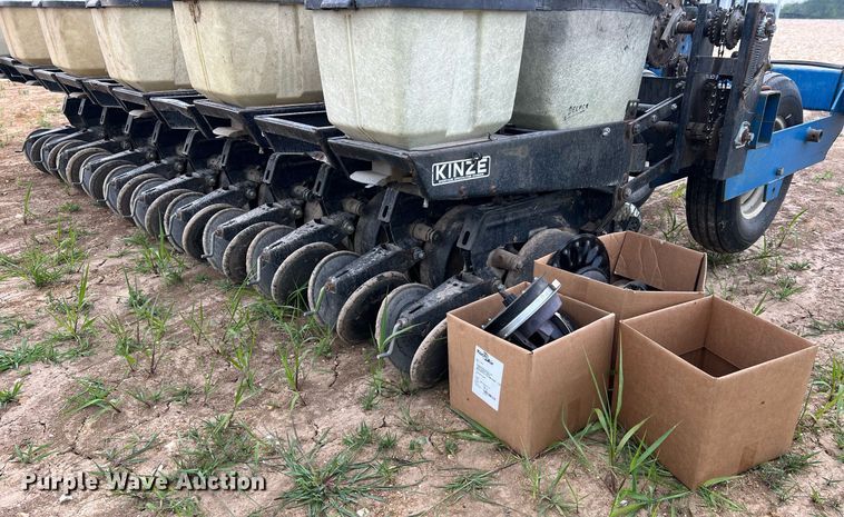 image for item DO2194 Kinze 2000DF  split row no-till planter
