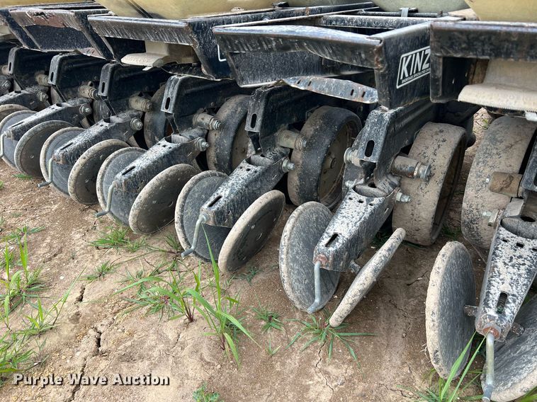 image for item DO2194 Kinze 2000DF  split row no-till planter