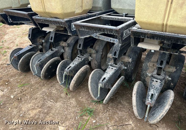 image for item DO2194 Kinze 2000DF  split row no-till planter