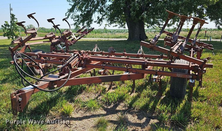 image for item DO2826 International 45  Vibrashank field cultivator
