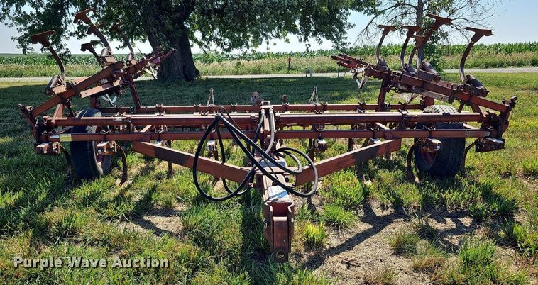 image for item DO2826 International 45  Vibrashank field cultivator