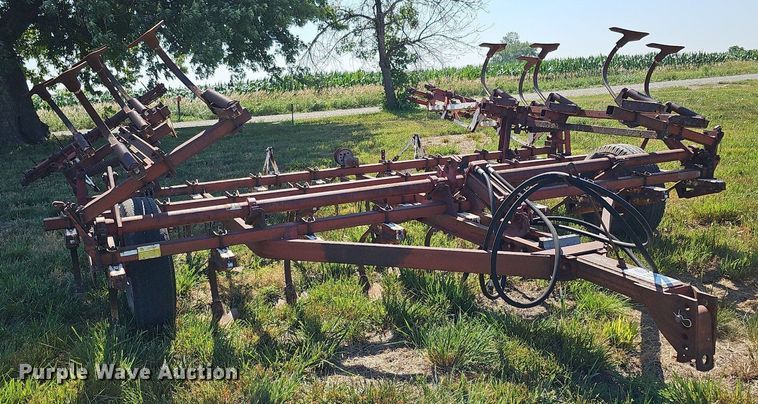 image for item DO2826 International 45  Vibrashank field cultivator