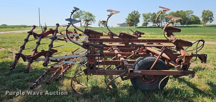 image for item DO2826 International 45  Vibrashank field cultivator