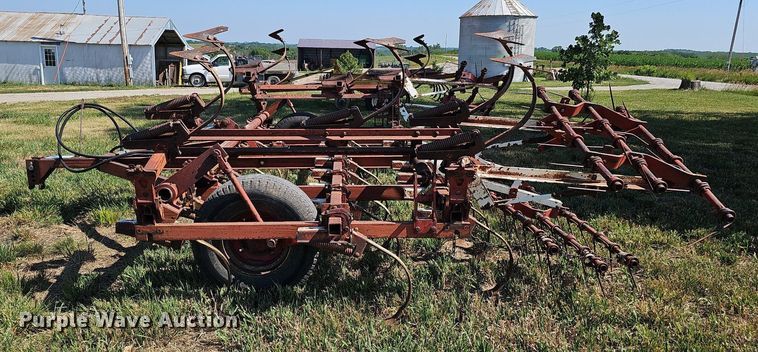 image for item DO2826 International 45  Vibrashank field cultivator