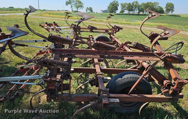 image for item DO2826 International 45  Vibrashank field cultivator