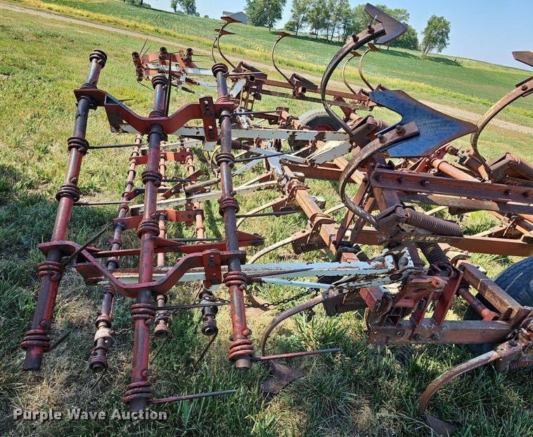 image for item DO2826 International 45  Vibrashank field cultivator