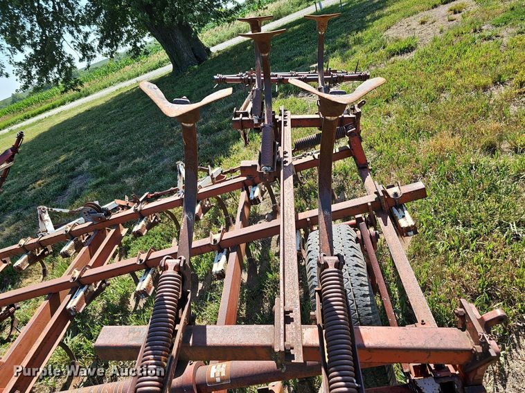 image for item DO2826 International 45  Vibrashank field cultivator