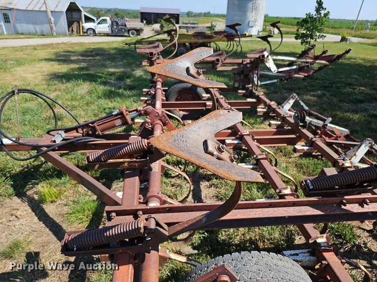 image for item DO2826 International 45  Vibrashank field cultivator