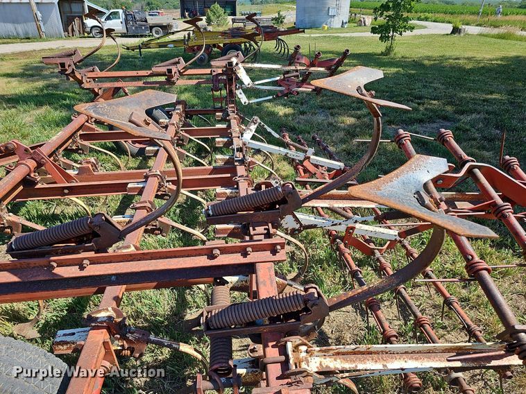 image for item DO2826 International 45  Vibrashank field cultivator