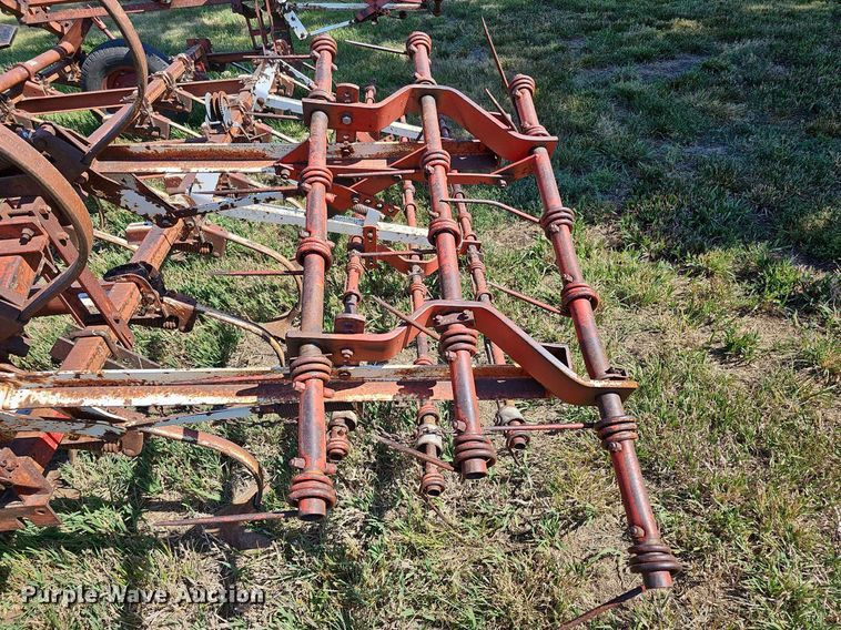 image for item DO2826 International 45  Vibrashank field cultivator