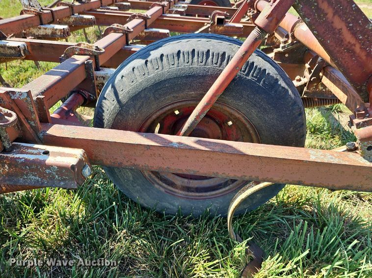 image for item DO2826 International 45  Vibrashank field cultivator