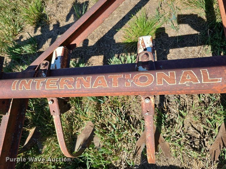 image for item DO2826 International 45  Vibrashank field cultivator