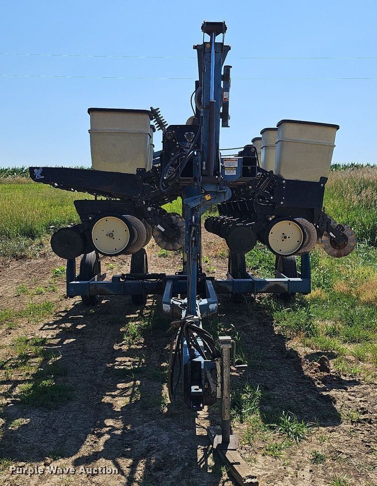 image for item DO2827 Kinze 2500  split row no-till planter