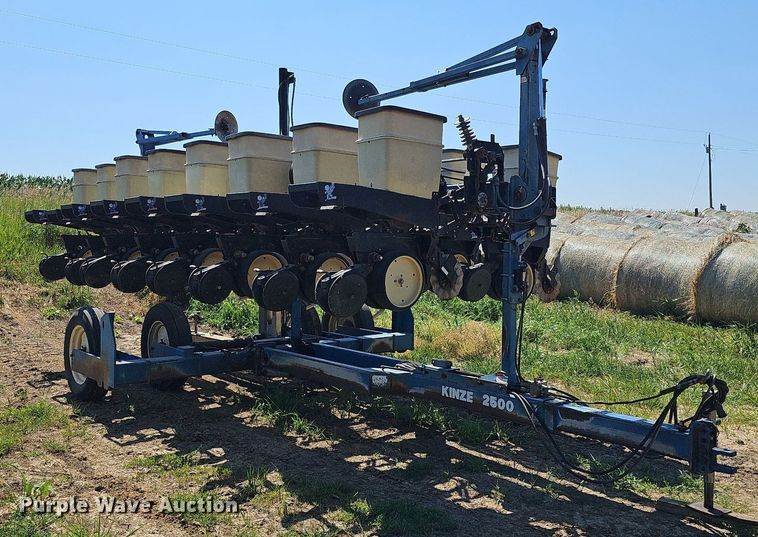 image for item DO2827 Kinze 2500  split row no-till planter