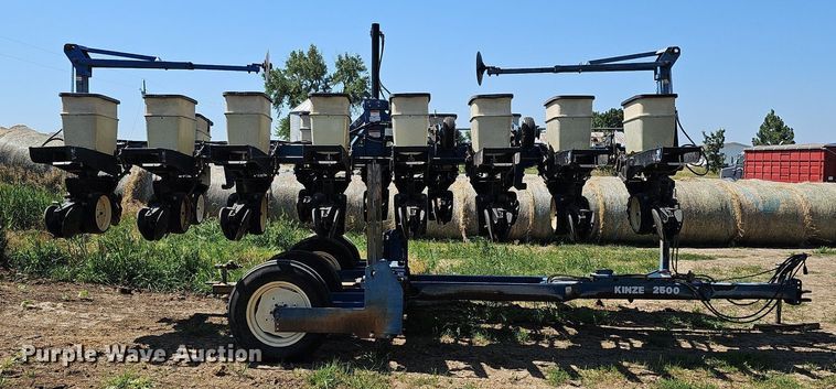 image for item DO2827 Kinze 2500  split row no-till planter