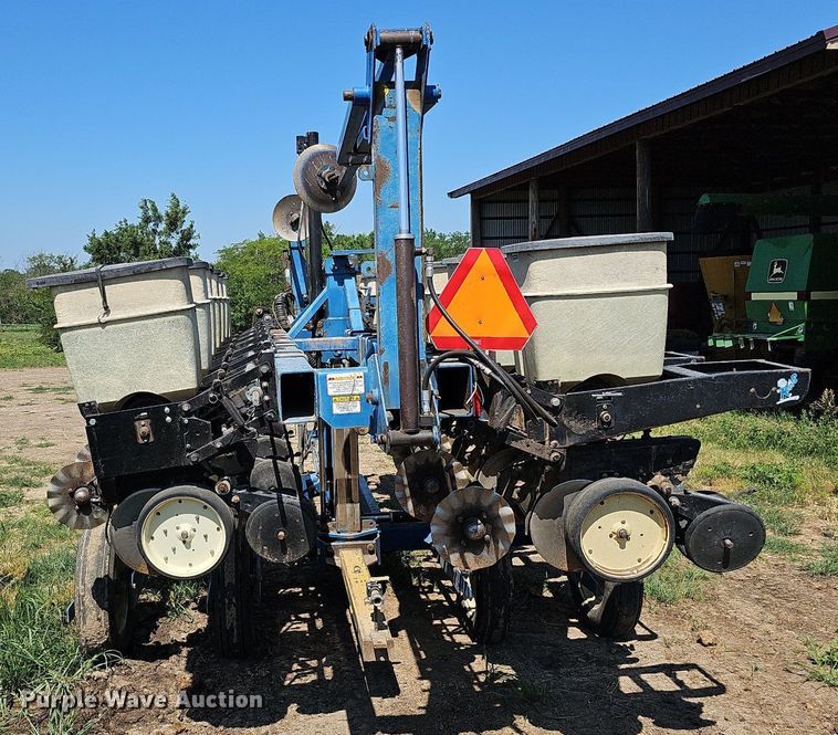 image for item DO2827 Kinze 2500  split row no-till planter