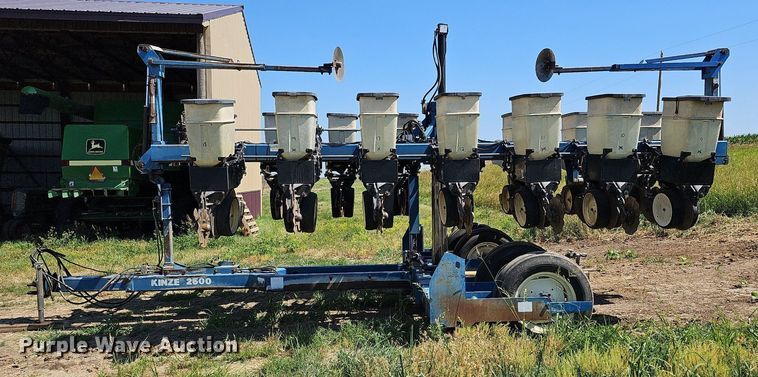 image for item DO2827 Kinze 2500  split row no-till planter