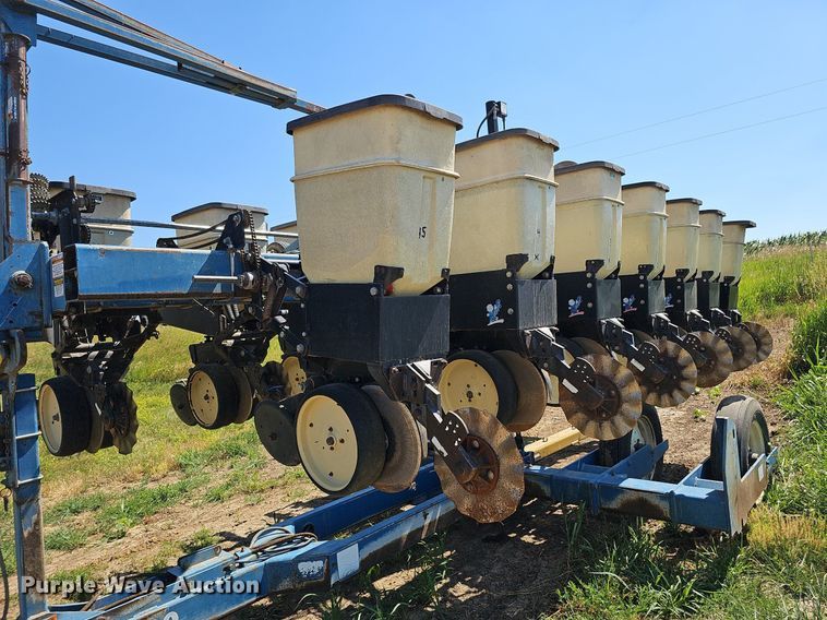 image for item DO2827 Kinze 2500  split row no-till planter