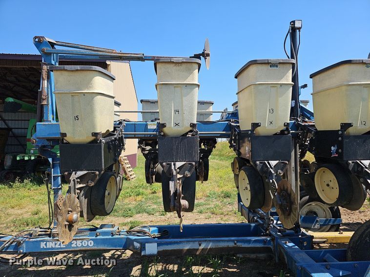 image for item DO2827 Kinze 2500  split row no-till planter