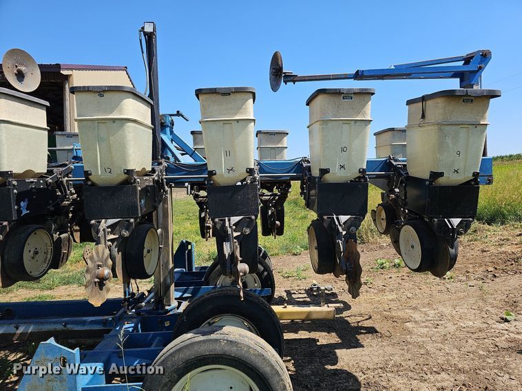 image for item DO2827 Kinze 2500  split row no-till planter