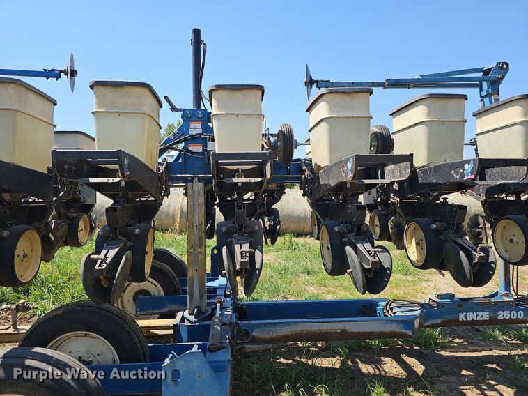 image for item DO2827 Kinze 2500  split row no-till planter