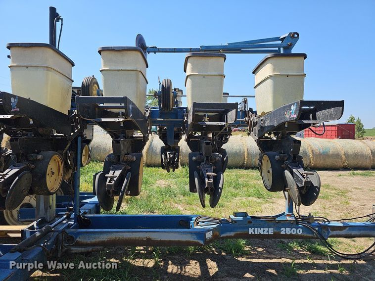 image for item DO2827 Kinze 2500  split row no-till planter