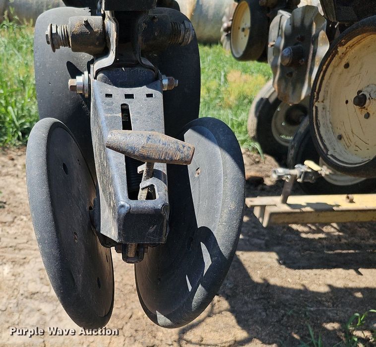 image for item DO2827 Kinze 2500  split row no-till planter