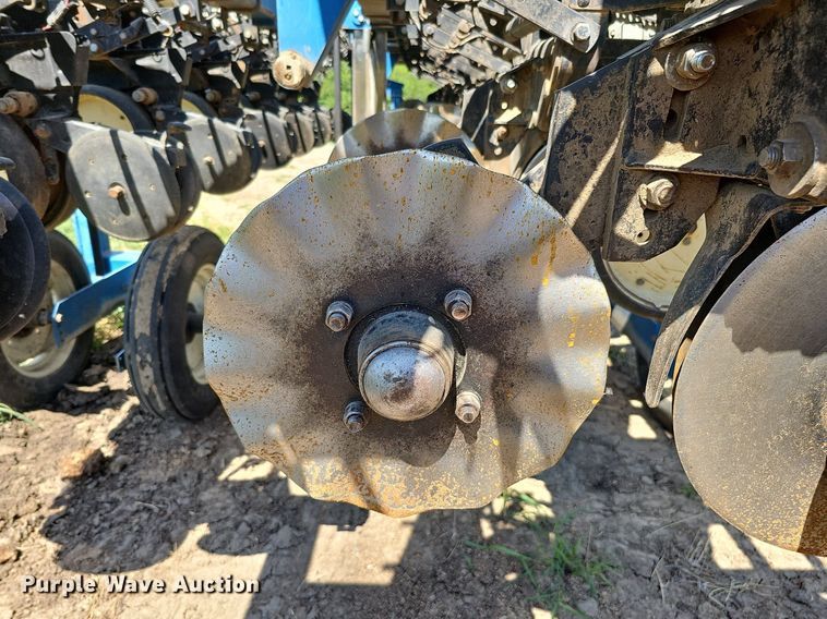 image for item DO2827 Kinze 2500  split row no-till planter