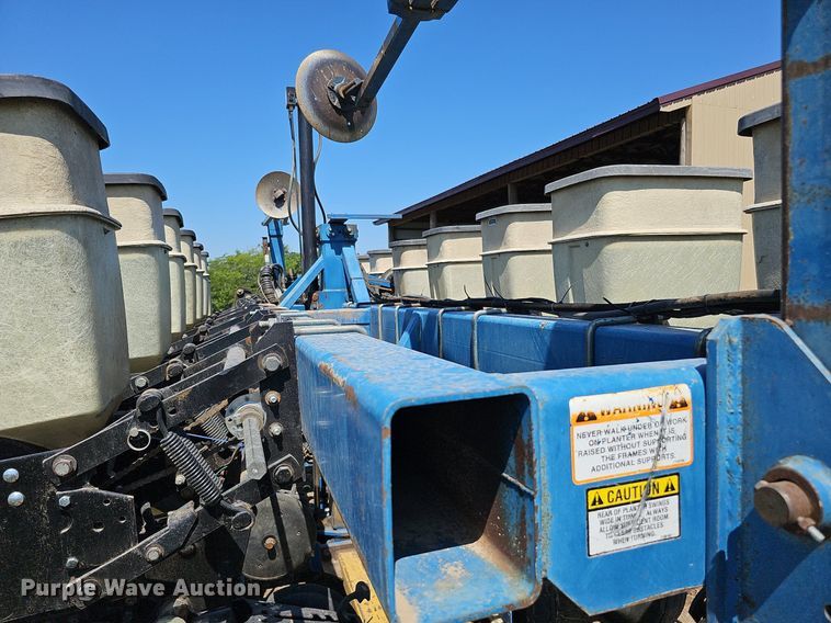 image for item DO2827 Kinze 2500  split row no-till planter