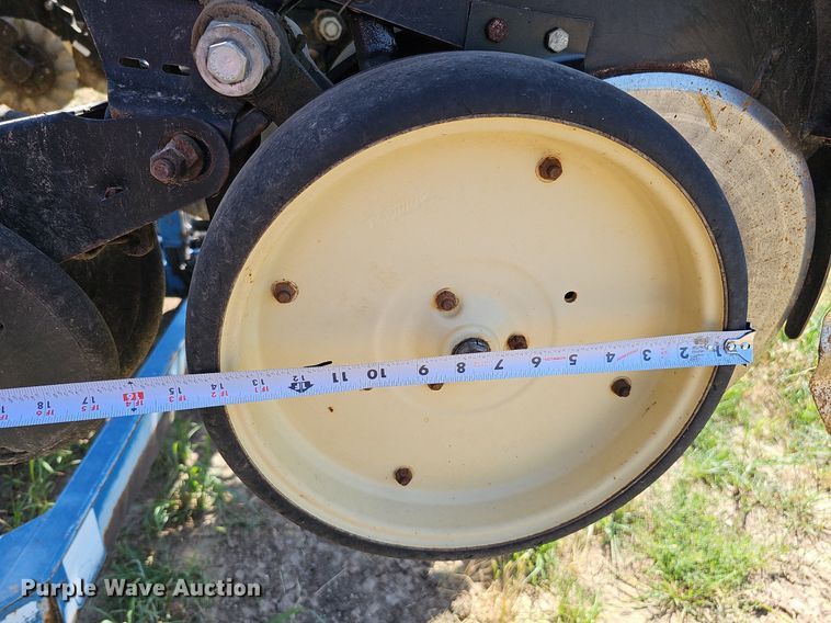 image for item DO2827 Kinze 2500  split row no-till planter